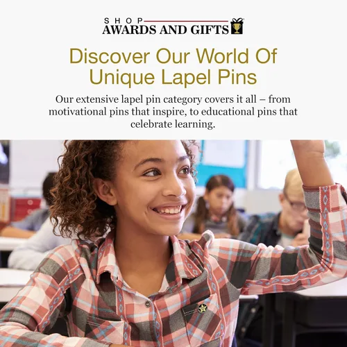 Vista 2 de Pin de solapa Compromiso con la Excelencia - Paquete de 10, Latón, No es una piedra preciosa