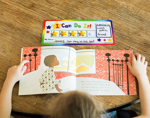 Vista 5 de Kenson Kids Tablero de fichas "I Can Do It!". Tabla de recompensas magnética colorida con estrellas de refuerzo positivo y caja