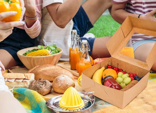 Vista 8 de NPLUX Cajas de galletas Kraft de 8 x 8 x 3 pulgadas, cajas de dulces con ventana para chocolate cubierto de fresa, macarrón, dona, corazón rompible