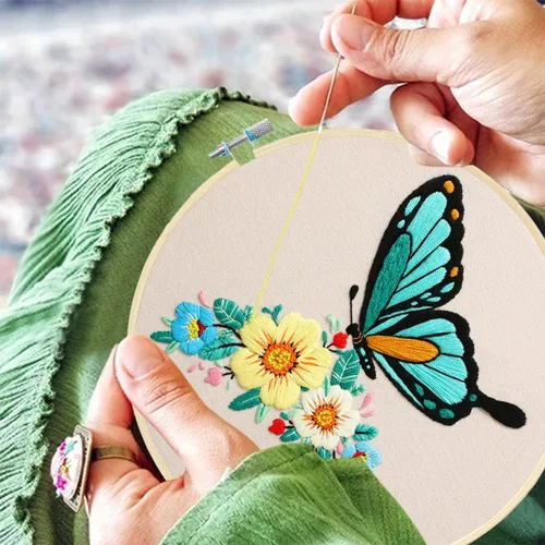 Vista 4 de MIKIMIQI Paquete de 3 kits de bordado con patrón, kit de bordado estampado de flores y mariposas que incluye telas de bordado, aros de bambú, agujas
