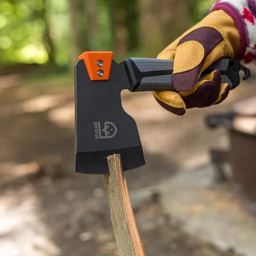 Vista 9 de GEAR AID Balta Camp Hatchet: una herramienta versátil para incendios y campamentos con cubierta de seguridad, martillo, cortador de leña y extractor