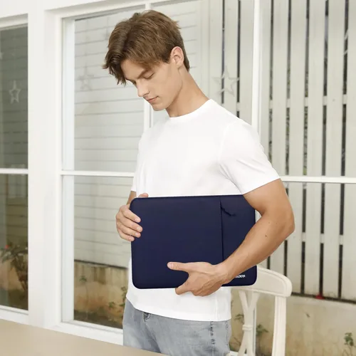 Vista 172 de MOSISO Funda vertical de poliéster con bolsillo para laptop de 13 pulgadas, para computadora MacBook Air M4, M3, M2 y M1 de 2025 a 2018 y Pro M2