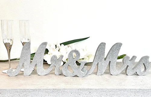 Vista 9 de Letrero de madera con texto en inglés "Mr & Mrs" para decoración de boda para mesa de recepción de novios. Letras de madera para centros de mesa