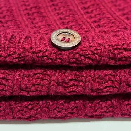 Vista 4 de Falda de árbol de Navidad de punto acanalado de 36 pulgadas con botones de roble, borgoña