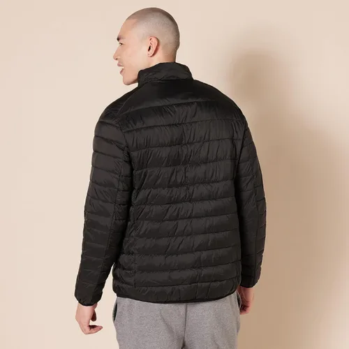 Vista 3 de Amazon Essentials Chaqueta acolchada ligera y resistente al agua para hombre (disponible en tallas grandes y altas)