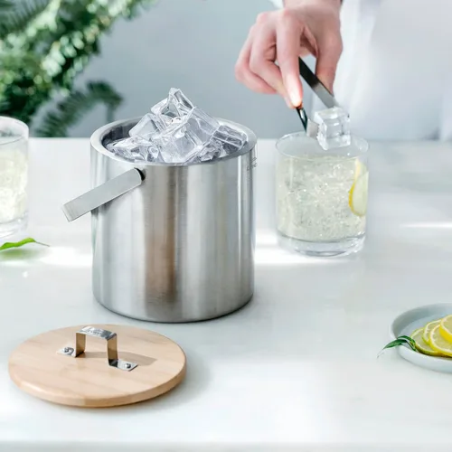 Vista 3 de LACOR 65514 Nordic Ice Container, Acero Inoxidable, Aislante Doble Pared, Incluye Abrazadera Tapa 100% Bambú Natural 18/10, 5.5 in, Capacidad: 1,3 L