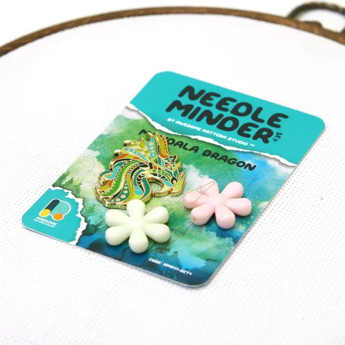 Vista 3 de Awesome Pattern Studio Needle Minder Set – Mandala Dragon Magnetic Needle Minder + 2 agujas Threaders. Pin esmaltado para punto de cruz, bordado