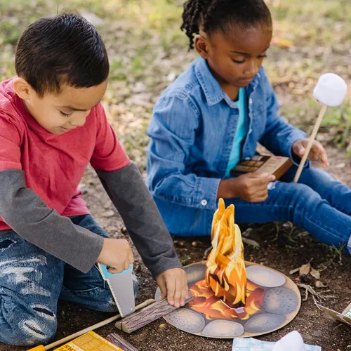 Vista 5 de Melissa & Doug: set de juego de fogata S’mores con comida de juguete y accesorios de cocina para niños, juguetes de aprendizaje preescolar