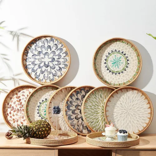 Vista 5 de Kmelep Bandeja redonda de ratán con incrustaciones de madreperla, bandeja de ratán con base de madera, cesta decorativa de mimbre para decoración