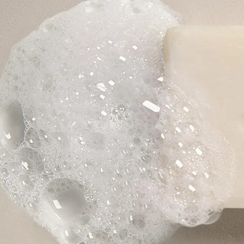 Vista 7 de Davines Shampoo Bar, Practical Compact Solid Texture Turns into Rich Creamy Foam, Travel