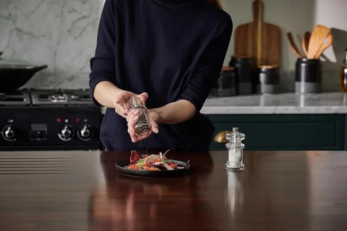 Vista 7 de Cole & Mason Molinillo de especias recargable 675, accesorio de cocina y hogar, molinillo de pimienta de mesa, pimienta incluida, acrílico