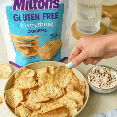 Vista 4 de Milton's Craft Bakers Galletas Everything Crackers sin gluten, galletas horneadas todo, todo inspirado en bagel, proyecto verificado sin OMG