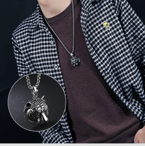 Vista 2 de Collar de cadena con colgante de cabeza de tigre sólido de acero inoxidable para hombre (oroplatanegro)