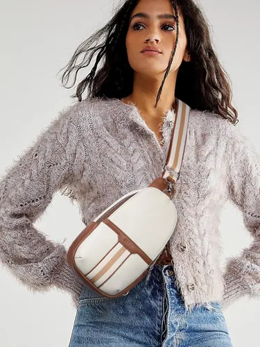 Vista 6 de CLUCI Riñoneras pequeñas para mujer, de piel sintética, con correa de guitarra, riñoneras para mujer