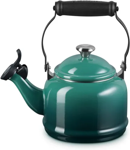 Vista 2 de Le Creuset Tetera Demi Esmalte Sobre Acero con Acabados Metálicos, 1.25 cuartos de galón., Artichaut