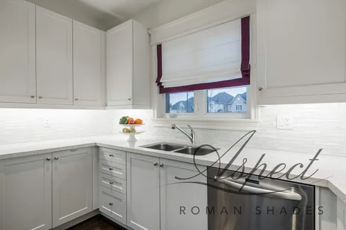 Vista 2 de Flat Roman Shade Chevalle Plum. White base with purple border on three sides and chain mechanism. Custom made.