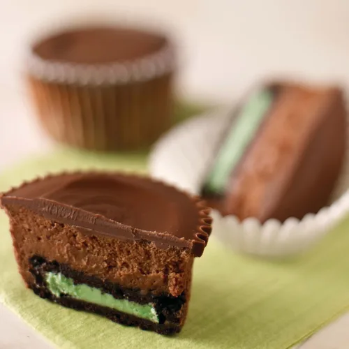 Vista 7 de OREO Galletas sándwich de chocolate con crema de menta, tamaño de fiesta, 24.95 onzas