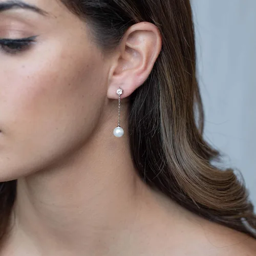 Vista 4 de PAVOI Aretes de plata de ley chapados en oro de 14 quilates con perlas Aretes de perlas para mujer, Perla