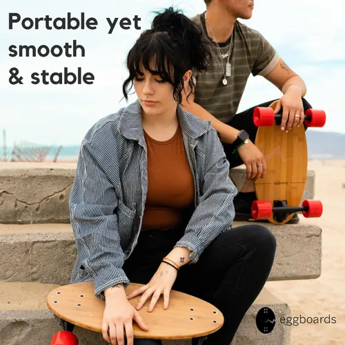 Vista 4 de Eggboards Mini Longboard The Original - Monopatín Cruiser de madera de bambú para adultos y niños. Fácil de transportar, suave para montar