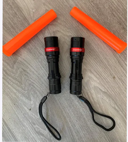 Vista 7 de FOXFIRE Kit de bastón de tráfico con linterna LED de 250 lúmenes, visibilidad de 1/2 milla para personal de eventos, control de multitudes y control