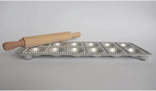 Vista 2 de Eppicotispai Ravioli redondo de aluminio de 12 agujeros con rodillo