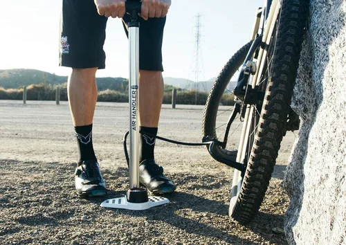 Vista 2 de Bomba de suelo para bicicleta de alta presión con manómetro industrial, compatible con válvulas Presta y Schrader, agarre Kraton, carretera, MTB
