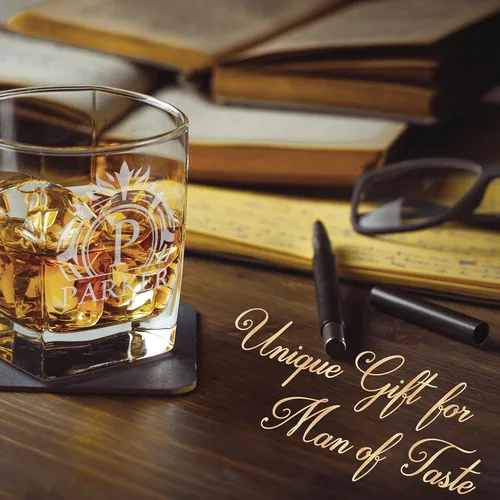 Vista 7 de Customization Mill Juego de 2, vasos de whisky con monograma con nombre e inicial, regalos para hombres, 9 diseños personalizados, bourbon