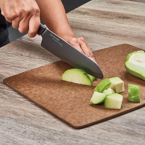 Vista 3 de Juego de cuchillos de cerámica de 4 piezas de Kyocera Revolution: cuchillo de chef para tus necesidades de cocina, incluye cuchillo Santoku de chef