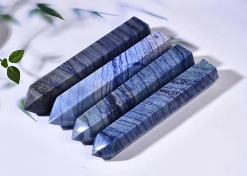 Vista 5 de AMOYSTONE Torre de obelisco de cristal curativo extra grande de aventurina azul con punta de cristal, decoración Reiki 1-1.2 KG