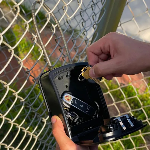 Vista 4 de Iron Lock Caja de bloqueo de llave portátil con grillete de cable y montaje en pared, caja de metal resistente al agua para llaves con código