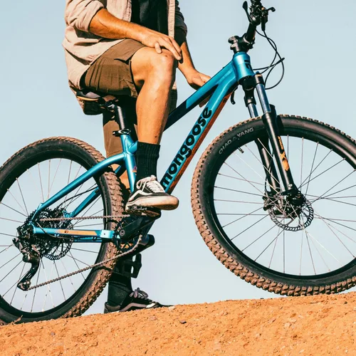 Vista 9 de Mongoose Switchback - Bicicleta de montaña para hombres y mujeres, transmisión de 8 a 10 velocidades con palanca de cambios de gatillo, ruedas