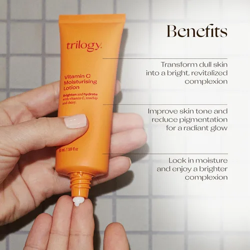 Vista 3 de Trilogy Loción hidratante de vitamina C, unifica el tono y reduce las líneas finas con extracto de margarita y aceite de semilla de rosa mosqueta