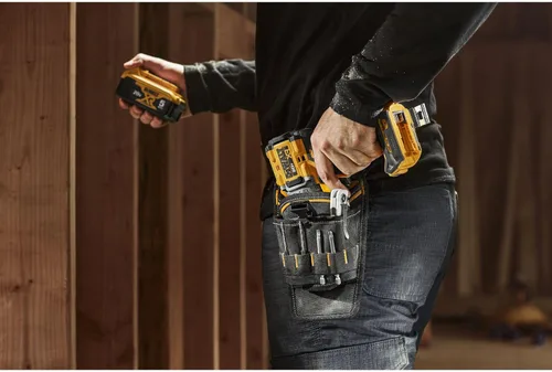 Vista 4 de DEWALT Funda de taladro para cinturón de herramientas, duradera, fácil acceso a herramientas (DWST540502)