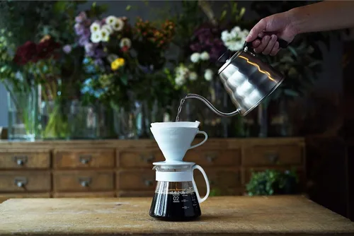 Vista 2 de Hario V60 - Juego de café de cerámica, tamaño 02, color blanco