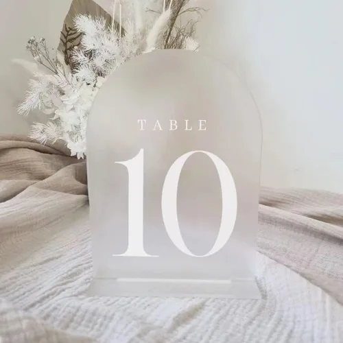Vista 5 de JINMURY Números de mesa de arco esmerilado para recepción de boda, paquete de 10 piezas de 5x7" Signos acrílicos de arco esmerilado con soporte