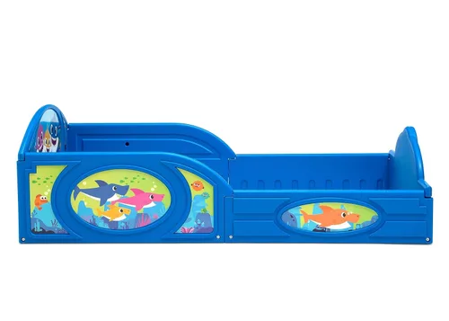Vista 9 de Cama de dormir y jugar de plástico Baby Shark para niños pequeños con barandales adjuntos de Delta Children, Azul