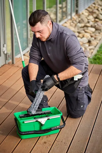 Vista 14 de Unger AK015 Kit de limpieza de ventanas PRO Set – Funda para lavadora eléctrica, escobilla ErgoTec, cubo 18L, limpiador líquido de vidrio 1L