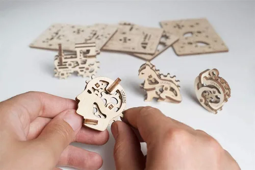 Vista 3 de UGEARS FT-1 70029 U-Fidgets Tribikes - Juego de piezas de rompecabezas con 4 modelos, rompecabezas 3D antiestrés, kit de construcción de 4 modelos