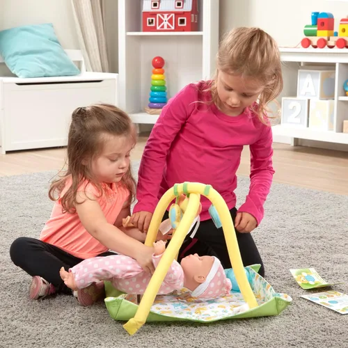 Vista 5 de Melissa & Doug Mine to Love - Juego de tiempo de juego para muñecas con gimnasio de actividades, apisonadora, bloques y más (16 piezas)