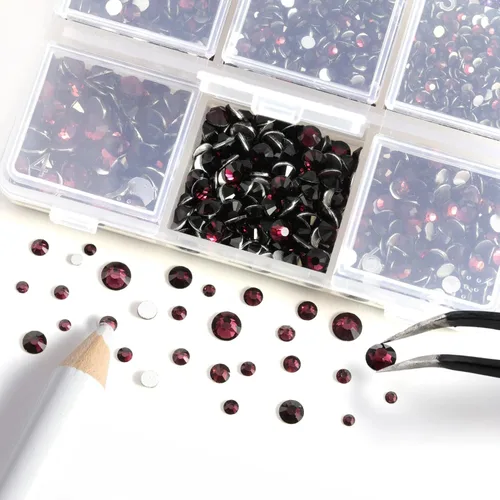 Vista 2 de Beadsland 4300 piezas de diamantes de imitación planos, diamantes de imitación para uñas en color burdeos, cristales redondos para manualidades