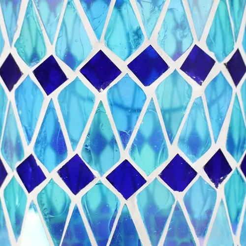 Vista 6 de Sunnydaze Farol LED solar de vidrio mosaico de 8.5 pulgadas, diseño azul, verde y morado, luz de mesa/camino