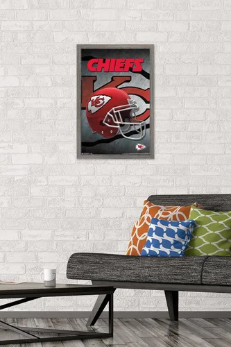 Vista 2 de Trends International NFL Kansas City Chiefs - Póster de pared con casco 16, 14.725 x 22.375 pulgadas, versión enmarcada de madera de granero