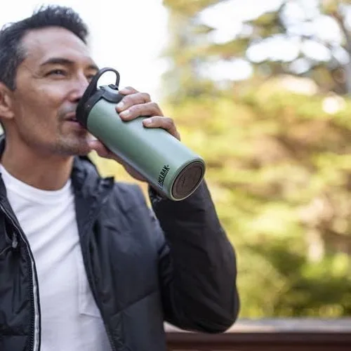 Vista 2 de CamelBak Forge Flow - Taza de café y viaje de 20 onzas, acero inoxidable aislado, base de silicona antideslizante, fácil operación con una sola mano