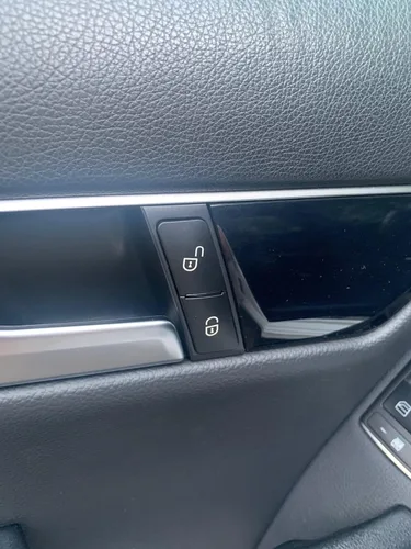 Vista 2 de Angelguoguo Botones de desbloqueo de puerta de automóvil calcomanías para decoración de Benz A B C E G GLK ML GLClass W204 W212 W246 W166 X166 X204