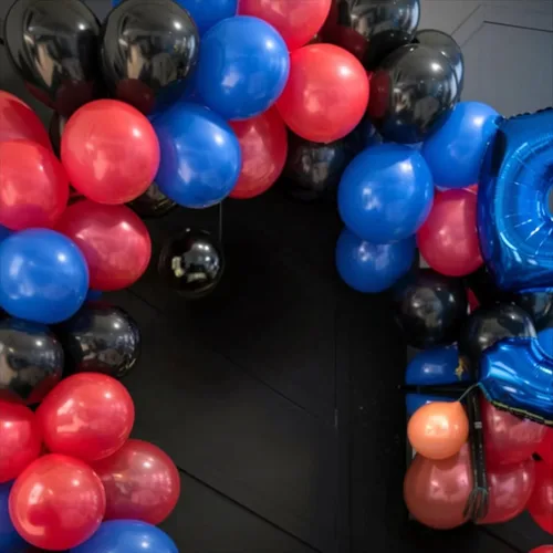 Vista 6 de Globos rojos, azules y negros, 50 globos de color azul rey, rojo y negro, globos de confeti plateado para decoración de fiesta temática