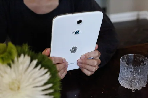 Vista 5 de Pegatinas de metal para fundas de teléfonos celulares. Juego de 2 hojas reutilizables y extraíbles sin residuos. Símbolos espirituales universales