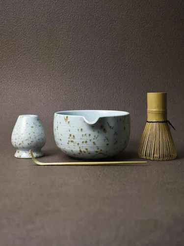 Vista 14 de Artcome Juego Completo de 4 Piezas para Ceremonia de Té Matcha - Tazón con Boquilla de Servir, Batidor, Soporte, Cuchara - Juego de Té Japonés