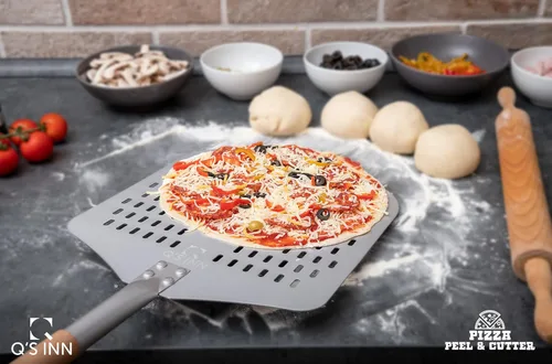 Vista 5 de Pala de pizza de aluminio de 12 x 14 pulgadas con mango de madera plegable para un fácil almacenamiento. La paleta de pizza se puede utilizar