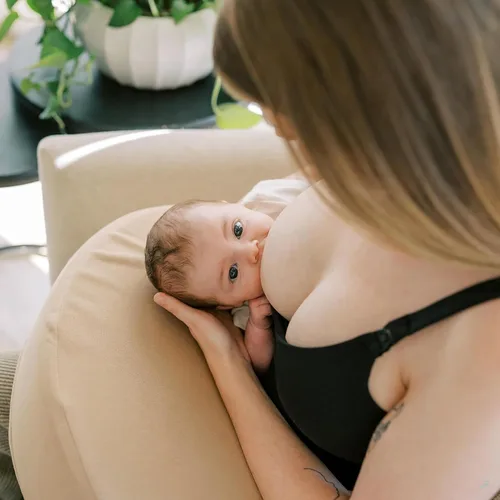 Vista 3 de Dr. Brown's Ultimate Feeding Comfort Bundle- Suave almohada de lactancia beige + calentador de biberones y esterilizador de lujo + paquete de 4