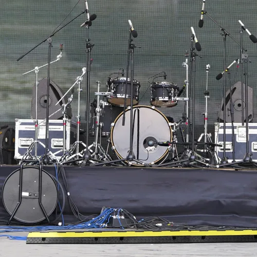 Vista 8 de VEVOR Rampa protectora de cable de goma, 5 unidades, 2 canales, capacidad de 12000 libras/eje, cubierta de alambre de manguera resistente, rampa